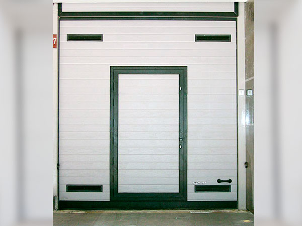 Puerta seccional blanca